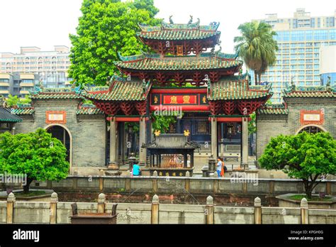  Ancestral Temple of the Foshan Clan:  A Journey Through Time and Tradition!