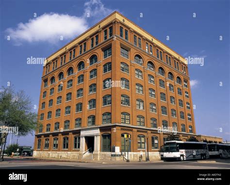  The Sixth Floor Museum at Dealey Plaza: Skieruj się do przeszłości w samym sercu Dallas!