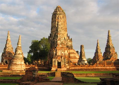  Wat Chaiwatthanaram: Starożytne ruiny w mistycznej scenerii!