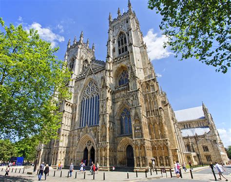 York Minster!  Poznaj Arcydzieło Gotyckiej Architektury i Ośrodek Życia Duchowego